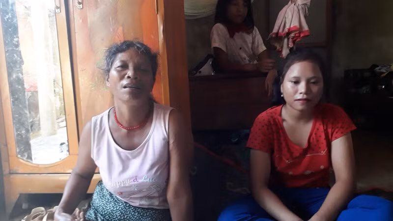 Bà Hồ Thị Phro kể về con gái mình đã khó khăn như thế nào khi bỏ học để đi làm. Bà Hồ Thị Phro kể về con gái mình đã khó khăn như thế nào khi bỏ học để đi làm.