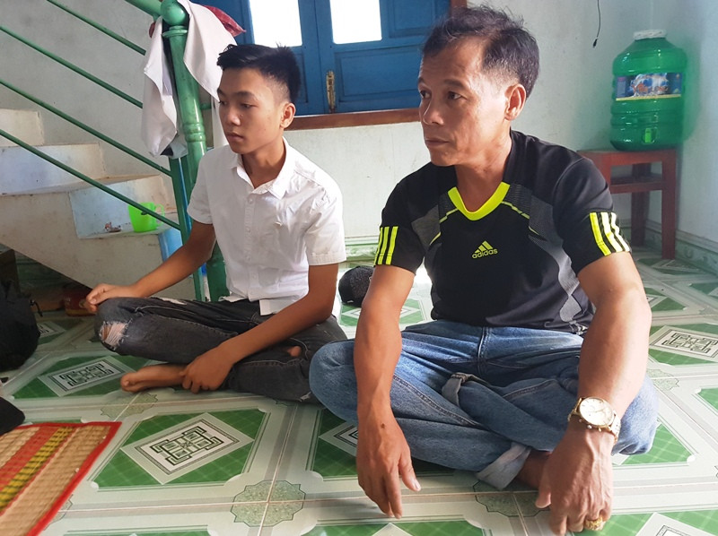 Ông Lê Trí Thức và con trai Lê Quang Bảo lo lắng vì không biết phải học ở đâu. Ảnh: H.Văn