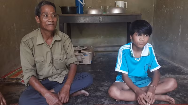 Em A Viết Pia cùng bố kể lại câu chuyện bỏ học để vào Nam làm ăn. Em A Viết Pia cùng bố kể lại câu chuyện bỏ học để vào Nam làm ăn.