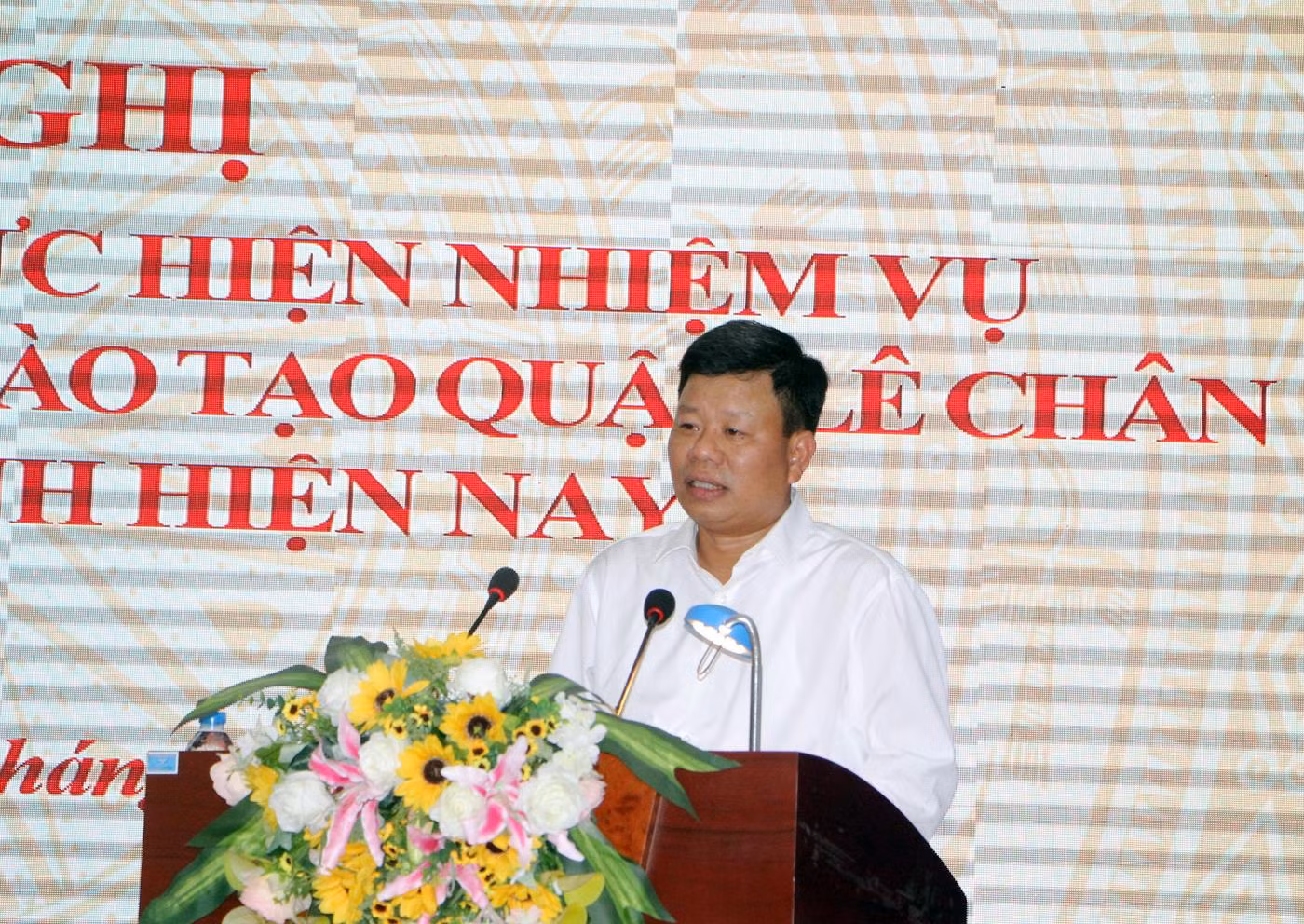 Giáo viên phải đặt việc giáo dục đạo đức cho học sinh lên hàng đầu