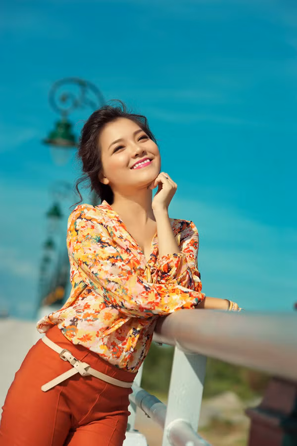 Cựu thành viên nhóm Mắt Ngọc vẫn giữ được vẻ trẻ trung, nhí nhảnh dù đã kết hôn được hơn một năm.