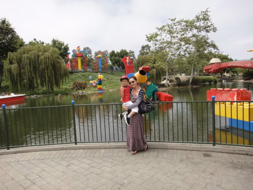 Jennifer chụp ảnh với con trai.