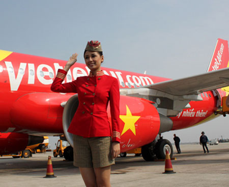 Cùng tham gia chuyến bay với Hoa hậu Mai Phương Thúy còn có nghệ sỹ hài - diễn viên hài Hiếu Hiền, họ đã có những trải nghiệm thú vị và rất vui vẻ, thân thiện với mọi người.