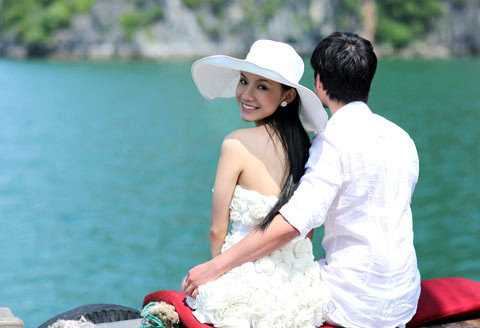 Vợ chồng Hoa hậu Hoàn vũ lãng mạn trên bờ biển của Hạ Long.