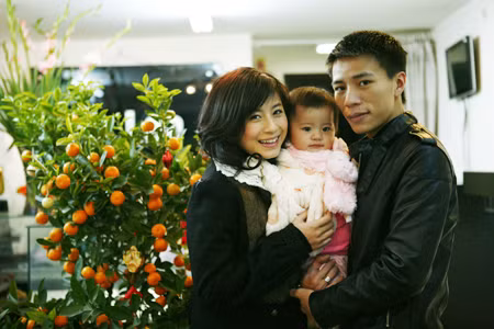 Từng đoạt ngôi vị Miss Audition 2006, nhưng hot girl Ngọc Anh đã sớm lên xe hoa, “theo chồng bỏ cuộc chơi” từ khi 20 tuổi, rời khỏi showbiz dù lúc đó con đường của cô đang rộng mở với nhiều lời mời gọi.