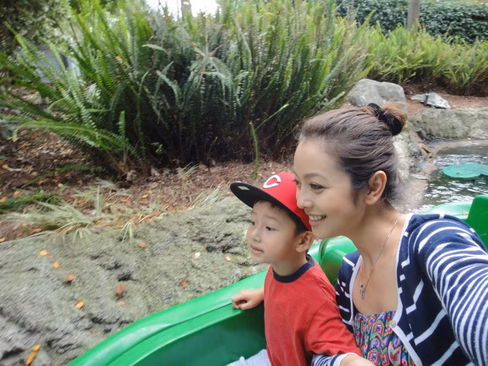 Hai mẹ con cùng tham gia các trò chơi và có những giây phút thoải mái bên nhau.