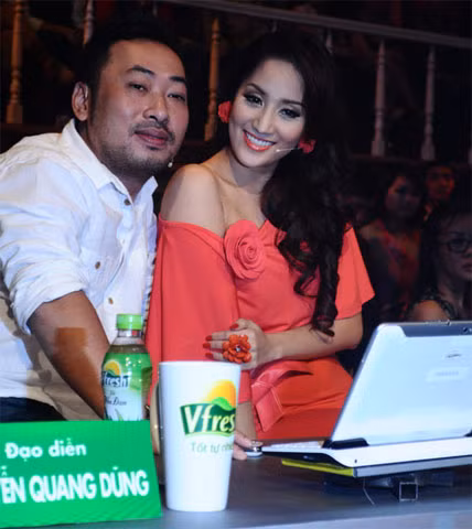 Hình ảnh cặp đôi Khánh Thi - Dũng 'khùng' thường xuyên ngồi bên cạnh nhau rất tình tứ trong chương trình Bước nhảy hoàn vũ 3 năm vừa qua.