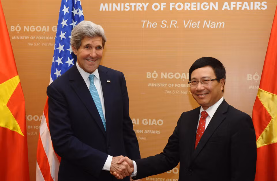 Ngoại trưởng Mỹ John Kerry trong cuộc họp báo chung với Phó Thủ tướng, Bộ trưởng Ngoại giao Phạm Bình Minh. Ngoại trưởng Mỹ John Kerry trong cuộc họp báo chung với Phó Thủ tướng, Bộ trưởng Ngoại giao Phạm Bình Minh.