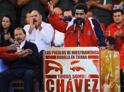Phó Tổng thống Maduro (giữa ảnh) đã được ông Chavez trao cho một số đặc quyền trước khi lên đường tới Cuba làm phẫu thuật và đồng thời ông Chavez cũng kêu gọi người dân ủng hộ ông Maduro trong trường hợp xảy ra một cuộc bầu cử sớm trong trường hợp ông không thể tiếp tục đảm nhiệm trọng trách lãnh đạo đất nước.
