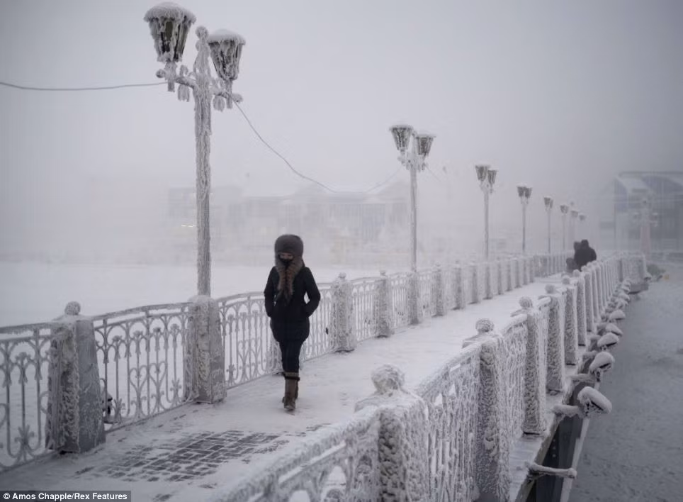 Một cây cầu bị đóng băng trong làng Yakutsk. Một cây cầu bị đóng băng trong làng Yakutsk.