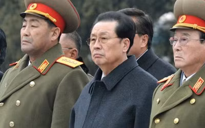 Ông Jang Song-thaek (giữa), chú rể của nhà lãnh đạo Kim Jong-un được cho là "nhiếp chính vương" quyền lực chỉ sau nhà lãnh đạo này vừa bị thất sủng.