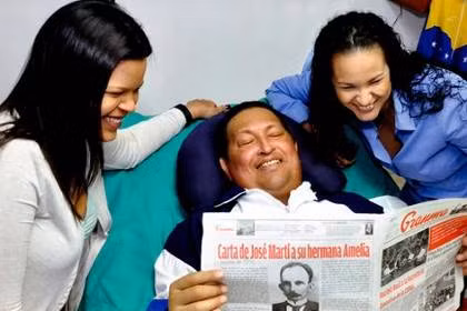Tổng thống Chavez trên giường bệnh bên cạnh 2 cô con gái.
