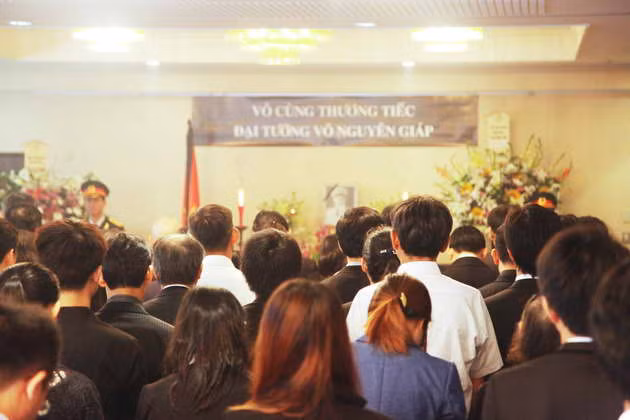 Đại sứ quán và cộng đồng người Việt Nam tại Nhật Bản tiễn biệt Đại tướng Võ Nguyên Giáp. Ảnh: Hữu Thắng