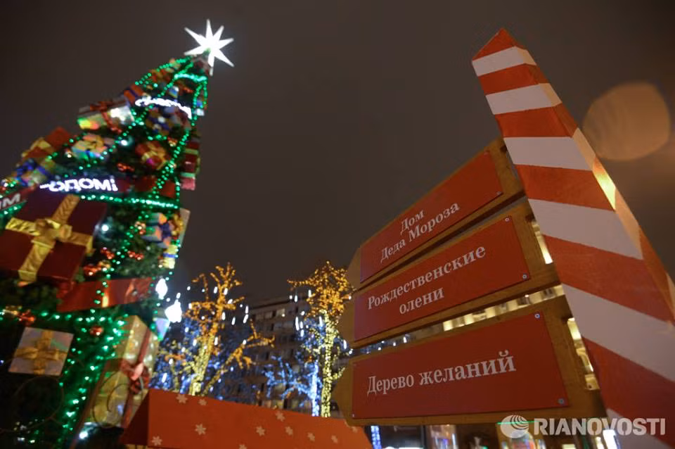 Một cây thông đầy quà và ánh sáng trên tại thủ đô Moscow. Một cây thông đầy quà và ánh sáng trên tại thủ đô Moscow.