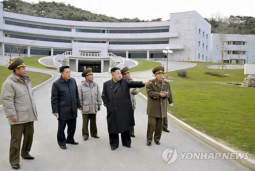 Kim Jong-un dẫn đầu đoàn quan chức cấp cao thăm trường đại học cũ.
