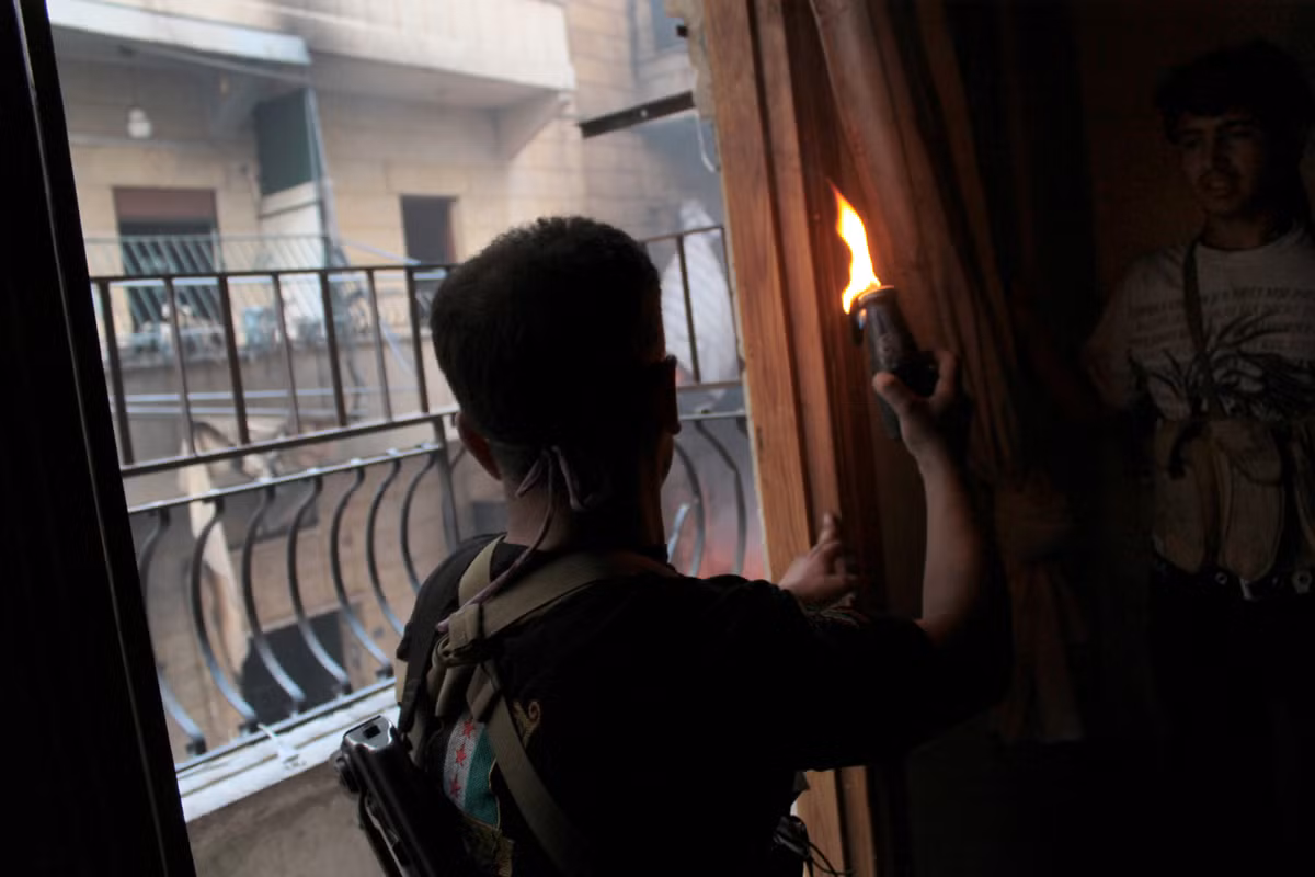 Một tay súng nổi dậy chuẩn bị ném bom xăng trong trận chiến giành Saleheddine ở Aleppo ngày 8/7.