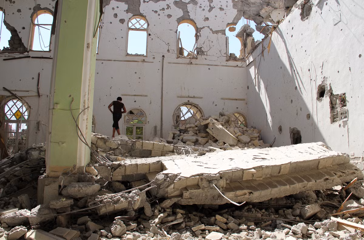 Một người đàn ông Syria đứng giữa đống đổ nát của nhà thờ Hồi giáo Othman, trong thị trấn phía đông Deir Ezzor, vào ngày 24 tháng 7