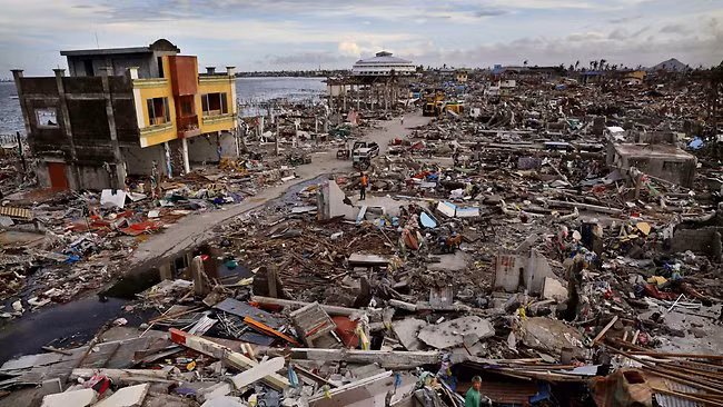 Cảnh đổ nát tại thành phố Tacloban sau siêu bão Haiyan.
