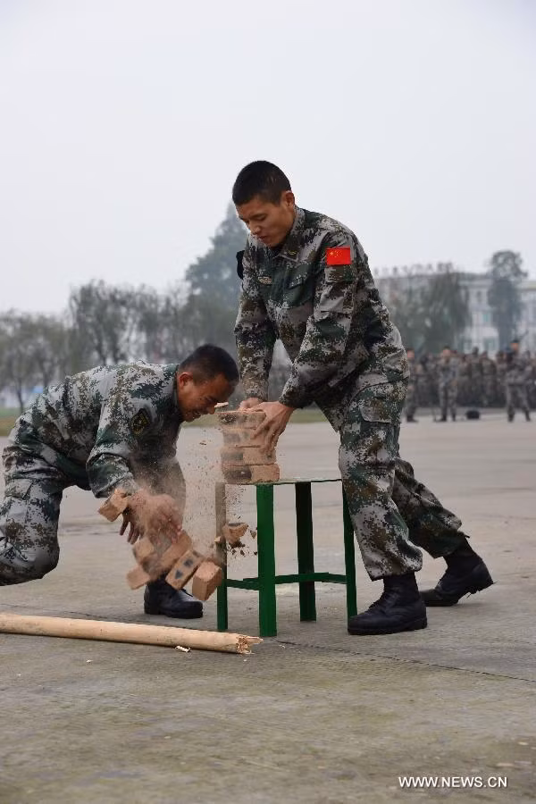 Binh sĩ Trung Quốc dùng đầu đập vỡ gạch