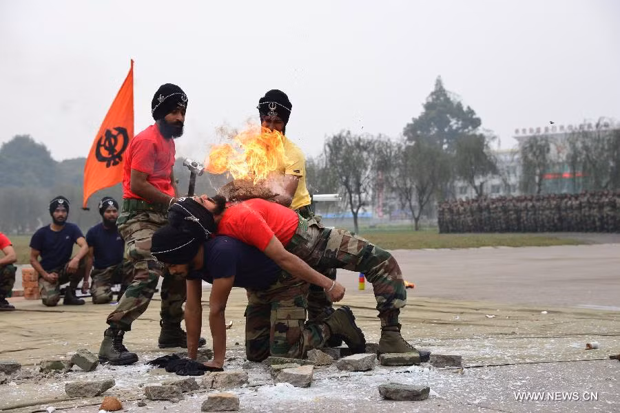 Binh sĩ Ấn Độ trổ tài với gạch và lửa.