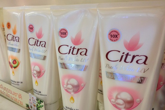 Sản phẩm làm trắng trong quảng cáo gây tranh cãi tại Thái Lan của Unilever.