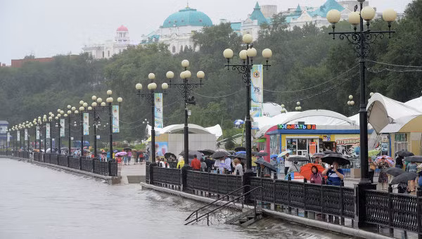 Cư dân Khabarovsk đứng trên bờ sông Amur.