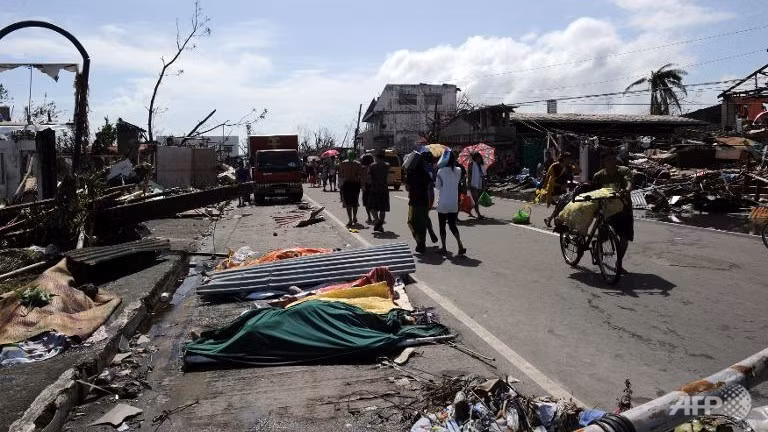 Nạn nhân sóng sót sau siêu bão Haiyan tại thành phố Tacloban, Philippines. Nạn nhân sóng sót sau siêu bão Haiyan tại thành phố Tacloban, Philippines.