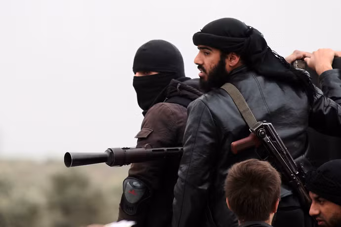 Khí độc này người Sunni sản xuất đã chuyển cho phe đối lập Syria, chủ yếu là Al-Qaeda và Mặt trận Al-Nusra Khí độc này người Sunni sản xuất đã chuyển cho phe đối lập Syria, chủ yếu là Al-Qaeda và Mặt trận Al-Nusra