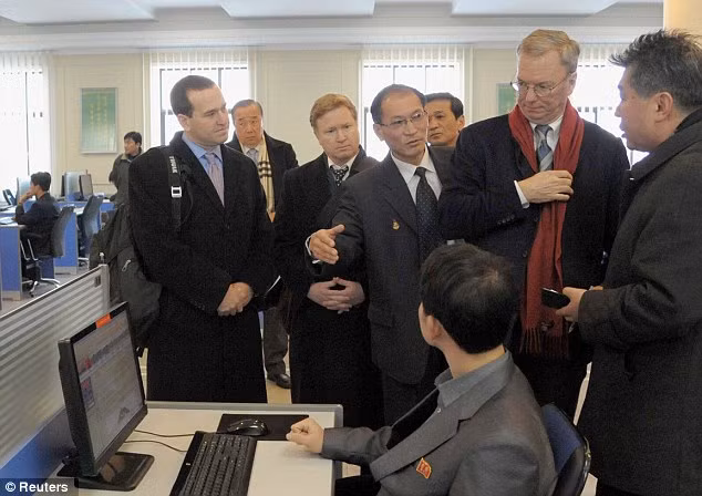 Ông Eric Schmidt (khăn choàng đỏ) trò chuyện với một sinh viên Triều Tiên.