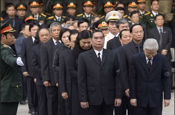 Đoàn đại biểu Ban Chấp hành Trung ương Đảng Cộng sản Việt Nam do Tổng Bí thư Nguyễn Phú Trọng dẫn đầu vào viếng Đại tướng Võ Nguyên Giáp. Đoàn đại biểu Ban Chấp hành Trung ương Đảng Cộng sản Việt Nam do Tổng Bí thư Nguyễn Phú Trọng dẫn đầu vào viếng Đại tướng Võ Nguyên Giáp.