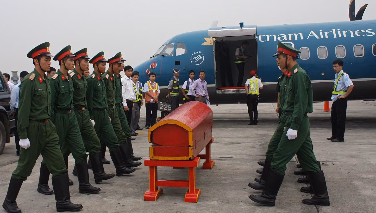 Ảnh chụp hôm 9.10 cho thấy cảnh diễn tập đưa linh cữu Tướng Giáp lên máy bay ATR72 tại sân bay Nội bài . Ảnh chụp hôm 9.10 cho thấy cảnh diễn tập đưa linh cữu Tướng Giáp lên máy bay ATR72 tại sân bay Nội bài .