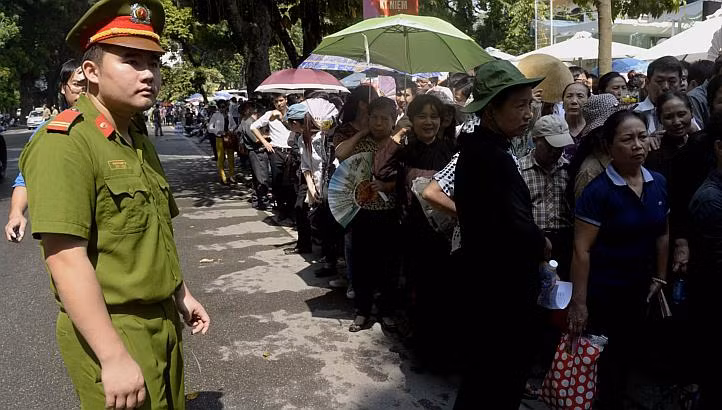Người dân không quản nắng nôi đứng chờ hàng giờ xếp hàng vào viếng Đại tướng hôm 9.10 Người dân không quản nắng nôi đứng chờ hàng giờ xếp hàng vào viếng Đại tướng hôm 9.10