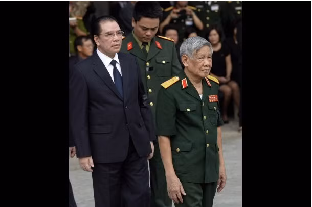Cựu Tổng Bí thư Lê Khả Phiêu và cựu Tổng bí thư Nông Đức Mạnh vào viếng Tướng Giáp hôm 12.10 Cựu Tổng Bí thư Lê Khả Phiêu và cựu Tổng bí thư Nông Đức Mạnh vào viếng Tướng Giáp hôm 12.10