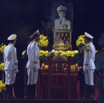 Gia đình túc trực bên linh cữu Đại tướng Võ Nguyên Giáp trước giờ viếng. Gia đình túc trực bên linh cữu Đại tướng Võ Nguyên Giáp trước giờ viếng.