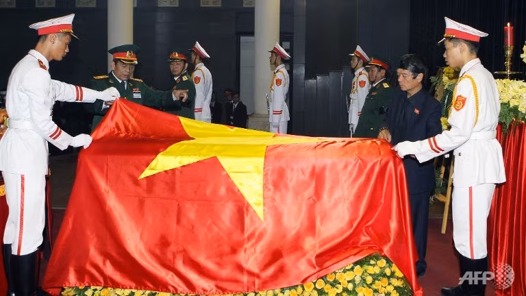Ông Võ Điện Biên (áo đen, bên phải) cùng các chiến sĩ quân cảnh trong nghi lễ phủ quốc kỳ lên linh cữu Đại tướng Võ Nguyên Giáp. Ông Võ Điện Biên (áo đen, bên phải) cùng các chiến sĩ quân cảnh trong nghi lễ phủ quốc kỳ lên linh cữu Đại tướng Võ Nguyên Giáp.