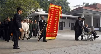Giáo sư Vũ Khiêu (phải) vào viếng Đại tướng Võ Nguyên Giáp. Giáo sư Vũ Khiêu (phải) vào viếng Đại tướng Võ Nguyên Giáp.