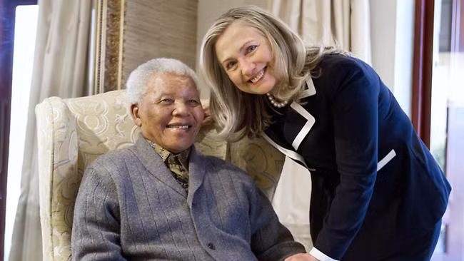 Cựu đệ nhất phu nhân Mỹ, cựu Ngoại trưởng Mỹ Hillary Clinton.