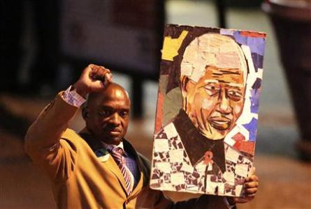 Người dân Nam Phi ủng hộ ông Mandela bên ngoài bệnh viện.