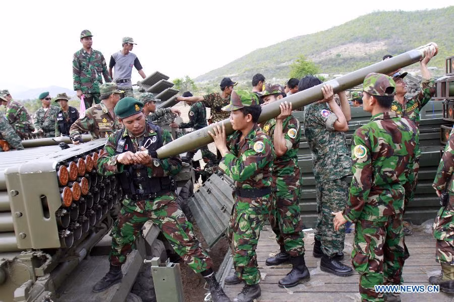 Binh sĩ Campuchia nhồi đạn vào pháo phản lực BM-21.