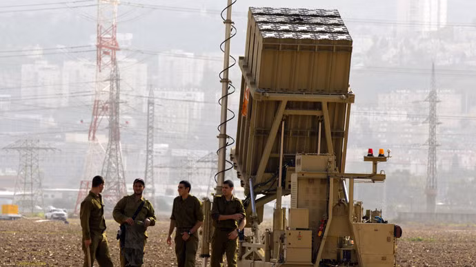 Hai hệ thống phòng thủ tên lửa Iron Dome đã được Israel triển khai tới miền bắc nước này vì lo sợ bị trả đũa. Hai hệ thống phòng thủ tên lửa Iron Dome đã được Israel triển khai tới miền bắc nước này vì lo sợ bị trả đũa.