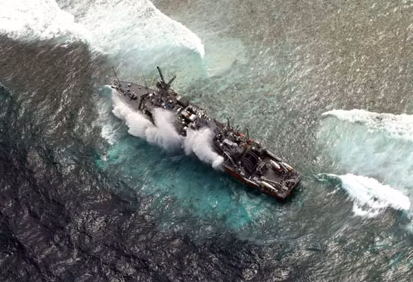 Những con sóng lớn đang đẩy tàu USS The Guardian đi xa khỏi vị trí mắc cạn ban đầu càng làm dấy lên mối lo ngại về các tác động của nó tới môi trường tự nhiên. Những con sóng lớn đang đẩy tàu USS The Guardian đi xa khỏi vị trí mắc cạn ban đầu càng làm dấy lên mối lo ngại về các tác động của nó tới môi trường tự nhiên.