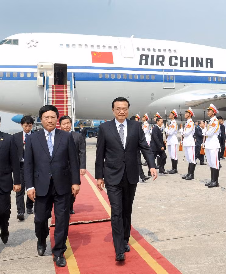 Bộ trưởng Ngoại giao Việt Nam Phạm Bình Minh đón Thủ tướng Trung Quốc Lý Khắc Cường tại Nội bài ngày 13.10