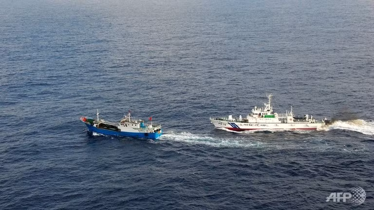 Cảnh sát biển Nhật Bản đuôi một chiếc thuyền đánh cá Trung Quốc gần đảo Miyako ở Okinawa ngày 2 tháng 2 năm 2013