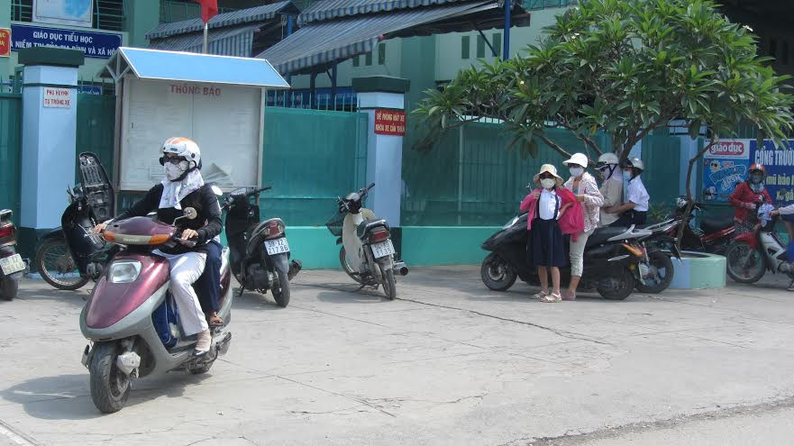 Hình tại trường tiểu học Hiệp Bình Chánh, quận Thủ Đức sau khi xảy ra sự việc rất nhiều phụ huynh đã đón con về nhà ăn trưa.