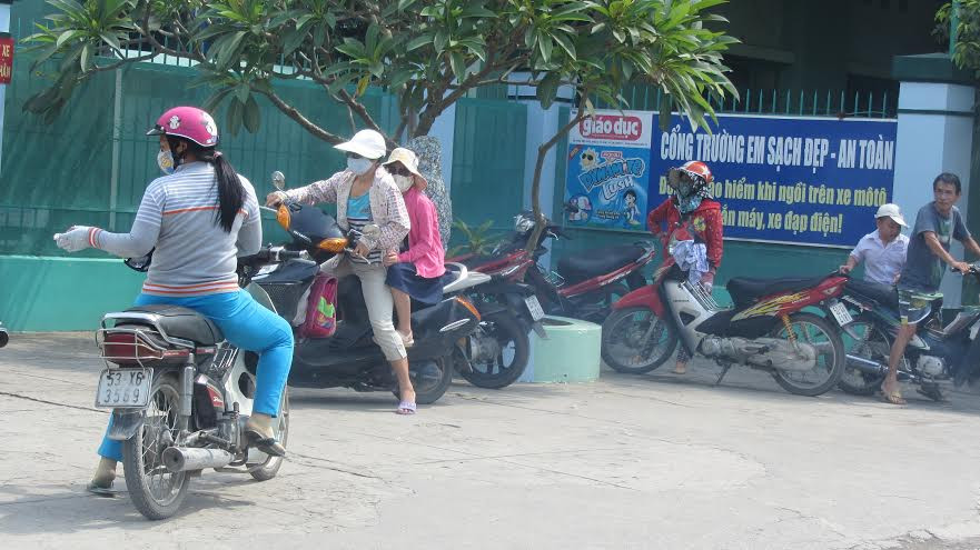 Hình tại trường tiểu học Hiệp Bình Chánh, quận Thủ Đức sau khi xảy ra sự việc rất nhiều phụ huynh đã đón con về nhà ăn trưa.