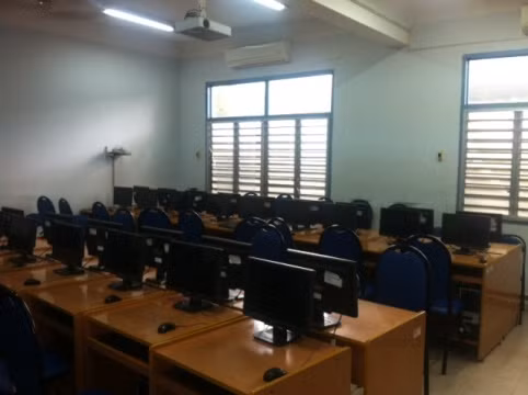 Một trong số các phòng máy vi tính của trường THPT Nguyễn Hữu Tiến (ảnh: H.L) Một trong số các phòng máy vi tính của trường THPT Nguyễn Hữu Tiến (ảnh: H.L)