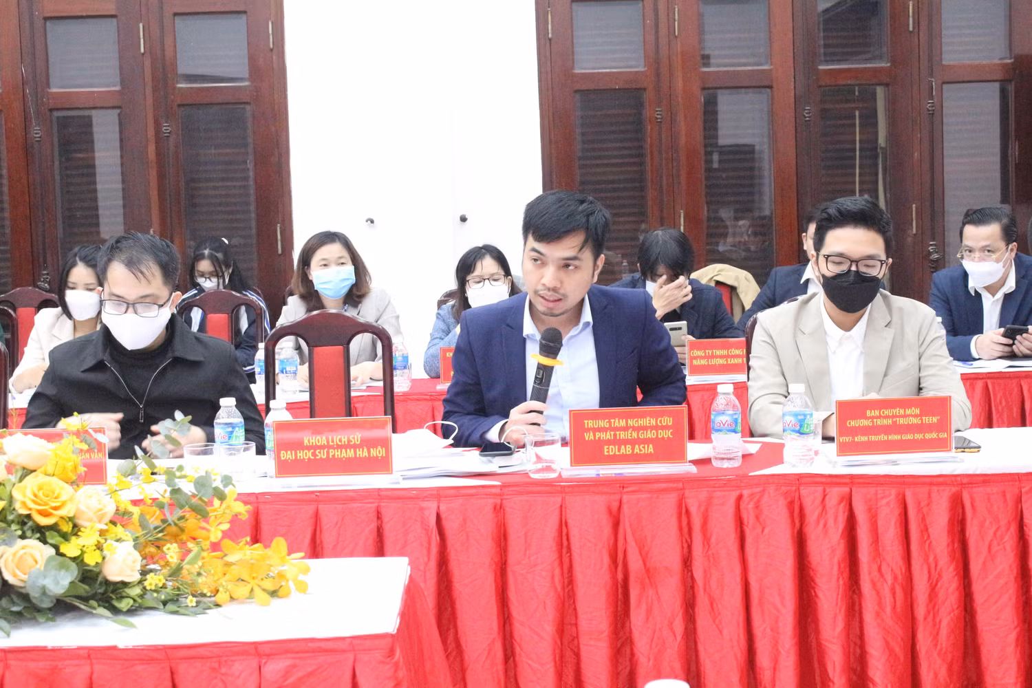 Nghiên cứu sinh Hoàng Anh Đức trình bày các quan điểm trong nghiên cứu của mình. Ảnh: Trung Dũng