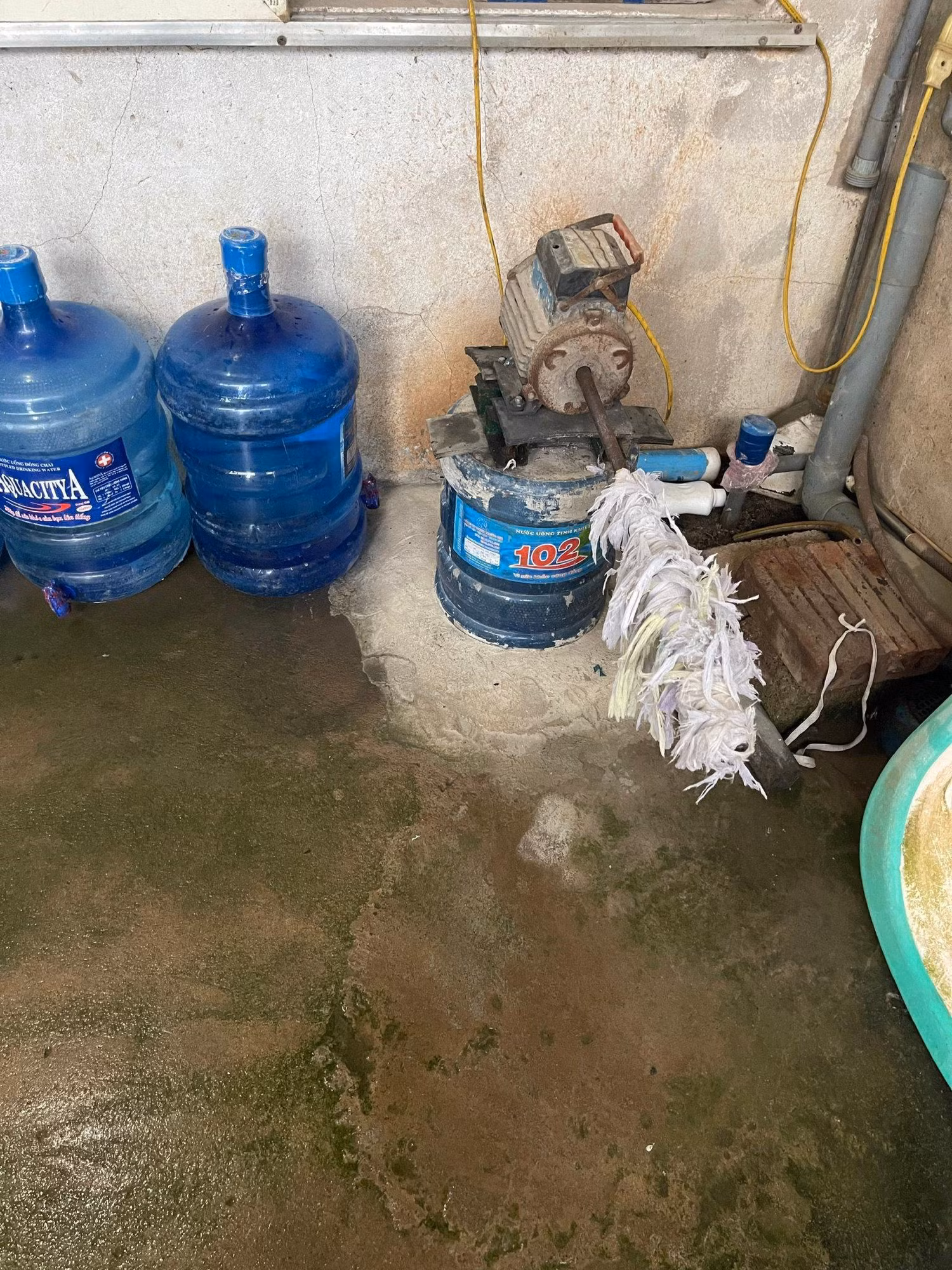 Dụng cụ chùi rửa ruột bình trong cơ sở sản xuất "Nước uống tinh khiết 102". Ảnh: Trung Dũng
