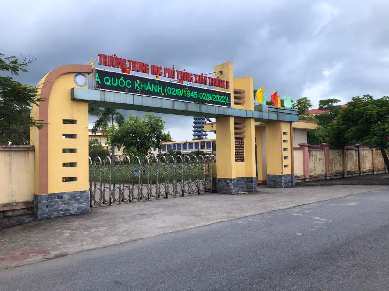 Theo yêu cầu xử lý của Sở Giáo dục và Đào tạo Nam Định, Trường Trung học phổ thông Xuân Trường B bị hạ bậc thi đua. Ảnh: Trung Dũng Theo yêu cầu xử lý của Sở Giáo dục và Đào tạo Nam Định, Trường Trung học phổ thông Xuân Trường B bị hạ bậc thi đua. Ảnh: Trung Dũng