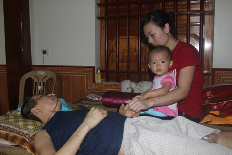 Từ ngày bị tai nạn Thiếu uý Cảnh sát biển Nguyễn Đình Huy đã phải sống đời sống thực vật